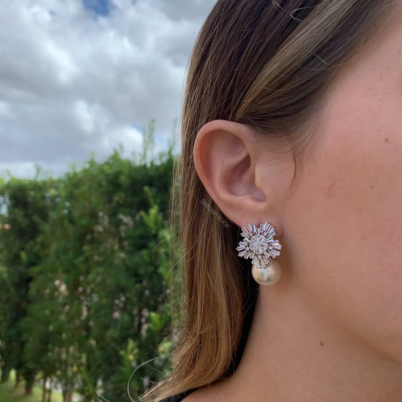 Brinco flor de zircônia baguete com pérola - banhado a ródio branco