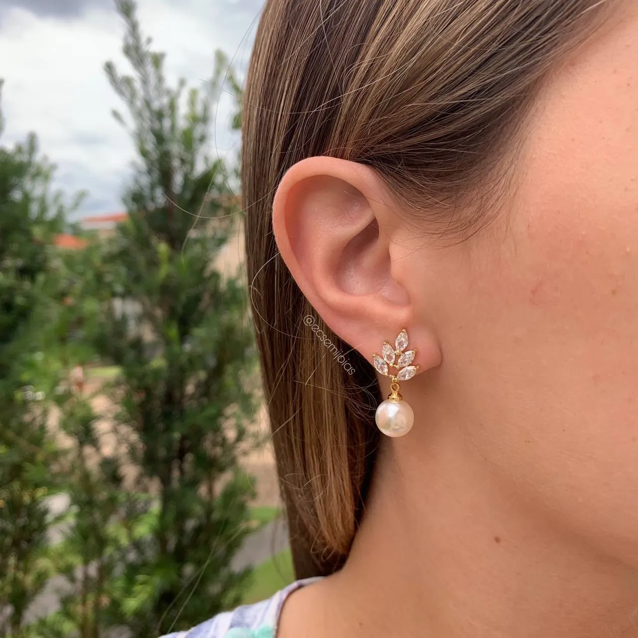 Brinco folhas com uma pérola pendurada - banhado a ouro 18k
