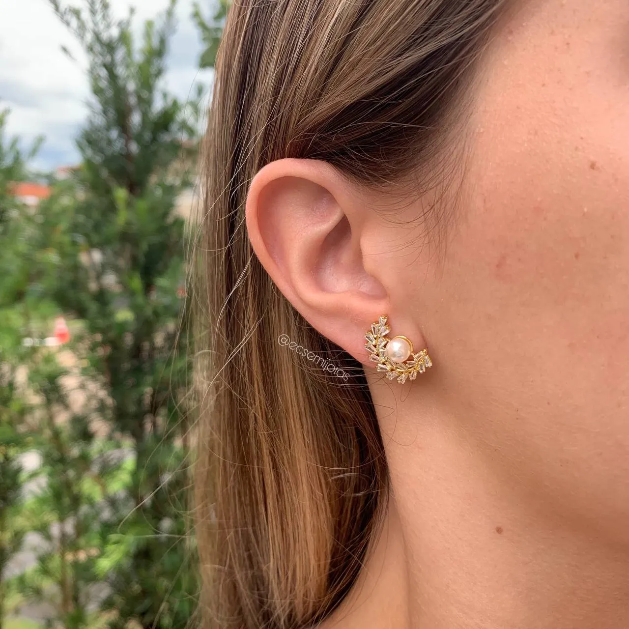 Brinco pérola com baguetes em volta - banhado a ouro 18k