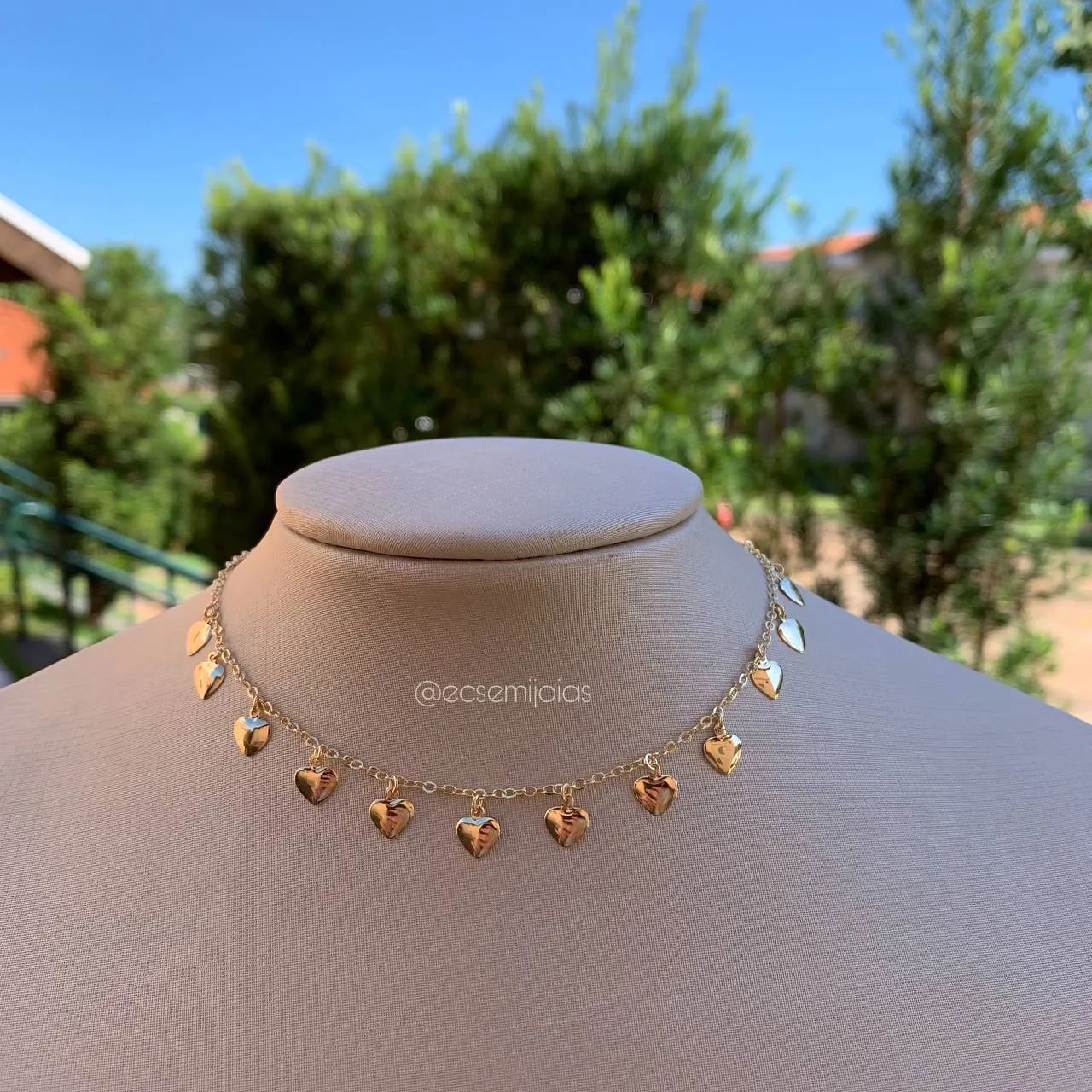 Choker de corações lisos pendurados 30 cm + 10 de extensor - banhado a ouro 18k - coleção love colors