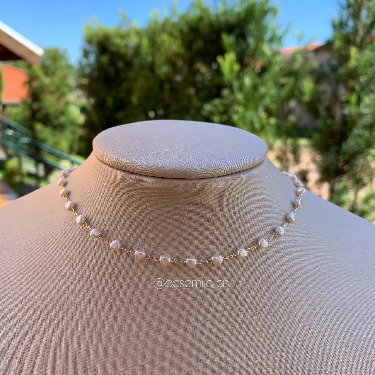 Choker de pérola em formato de coração 29cm+ extensor de 10 cm - banhado a ouro 18k - coleção love colors