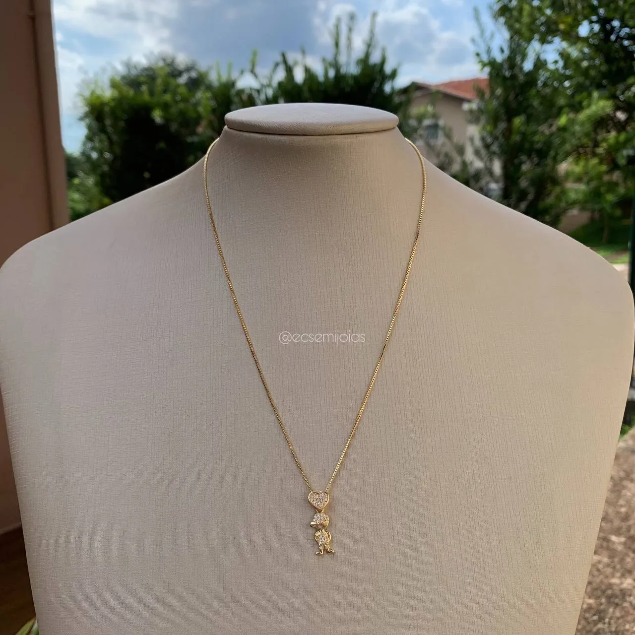 Colar coração e menino de boné cravejado - banhado a ouro 18k
