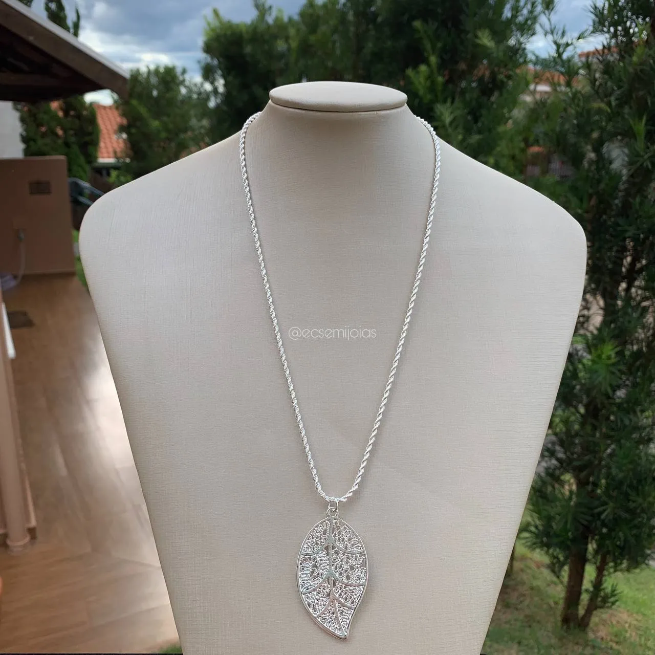 Colar cordão baiano 2mm  57 cm com pingente de folha - banhado a prata 925