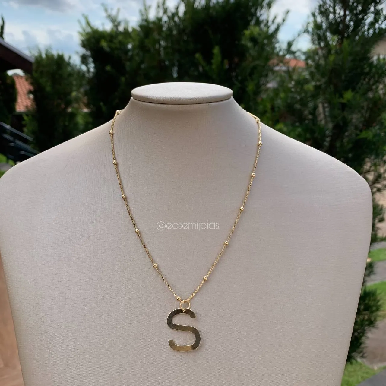 Colar de bolinhas 45 cm com pingente de letra - banhado a ouro 18k