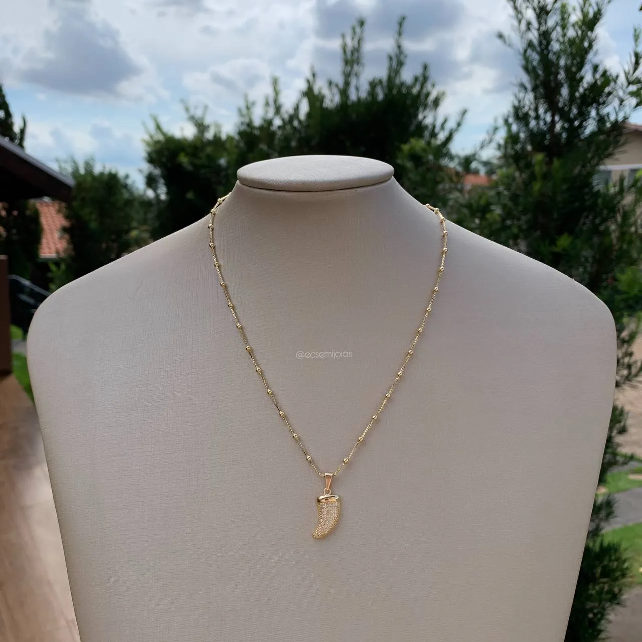 Colar de bolinhas delicado com pingente dente de sabre cravejado - banhado a ouro 18k