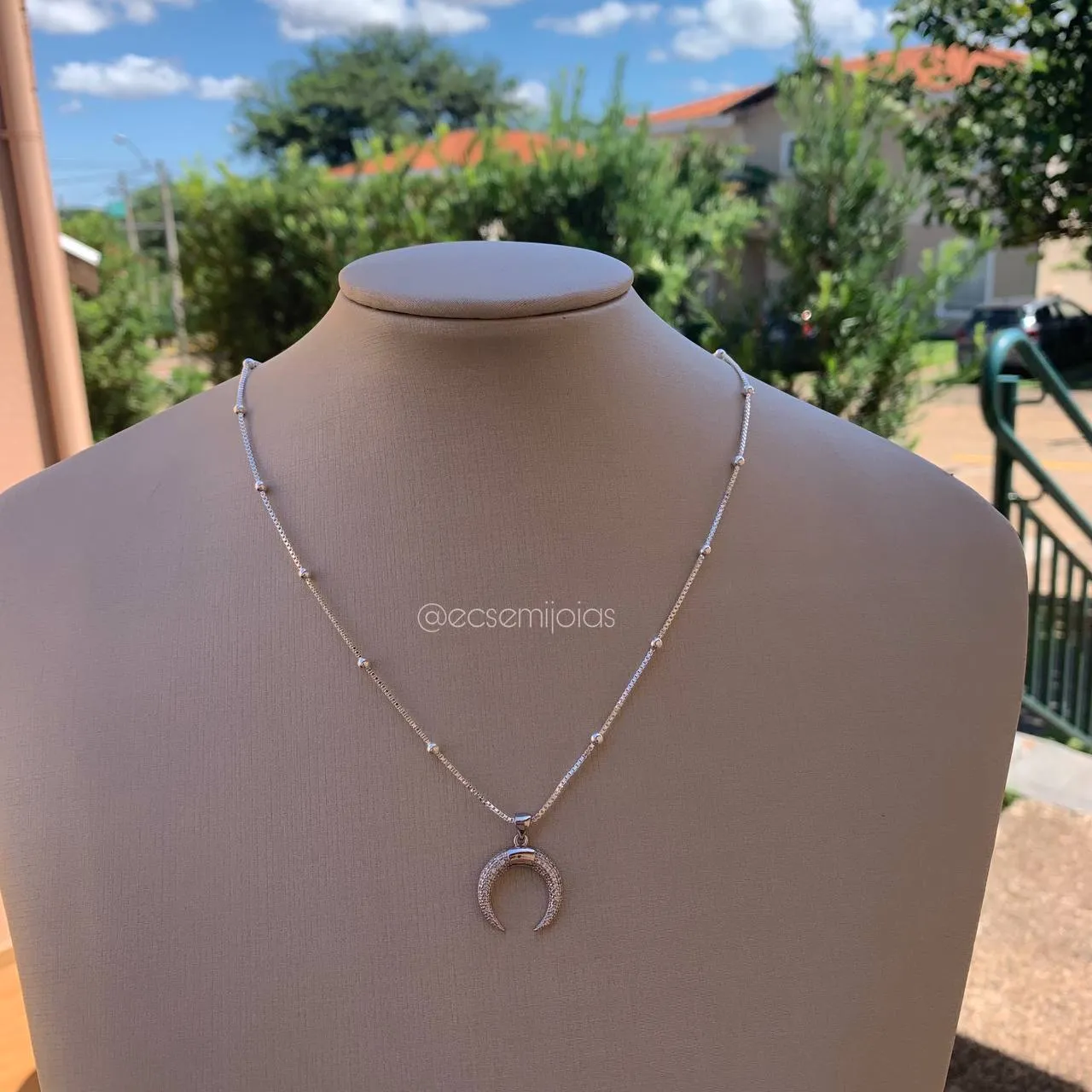 Colar de bolinhas delicado com pingente dente de sabre cravejado - banhado a prata 925