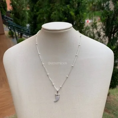 Colar de bolinhas delicado com pingente dente de sabre cravejado - banhado a prata 925