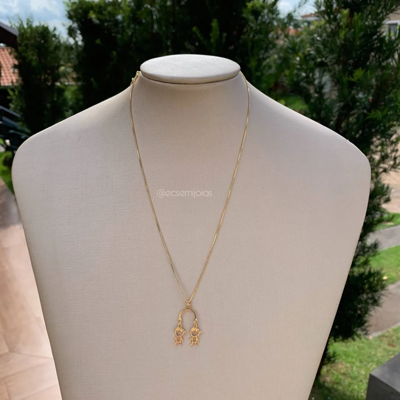 Colar de canga dois meninos de boné - banhado  a ouro 18k