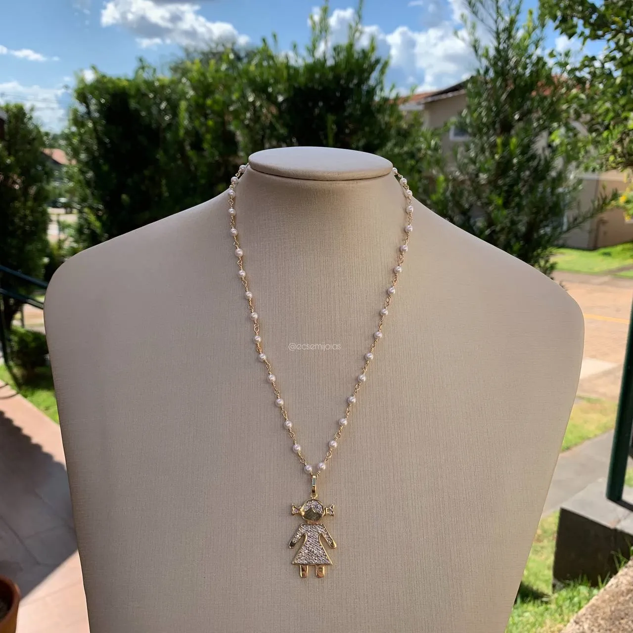 Colar de pérola com pingente  menina com dois lacinhos cravejada - banhado a ouro 18k