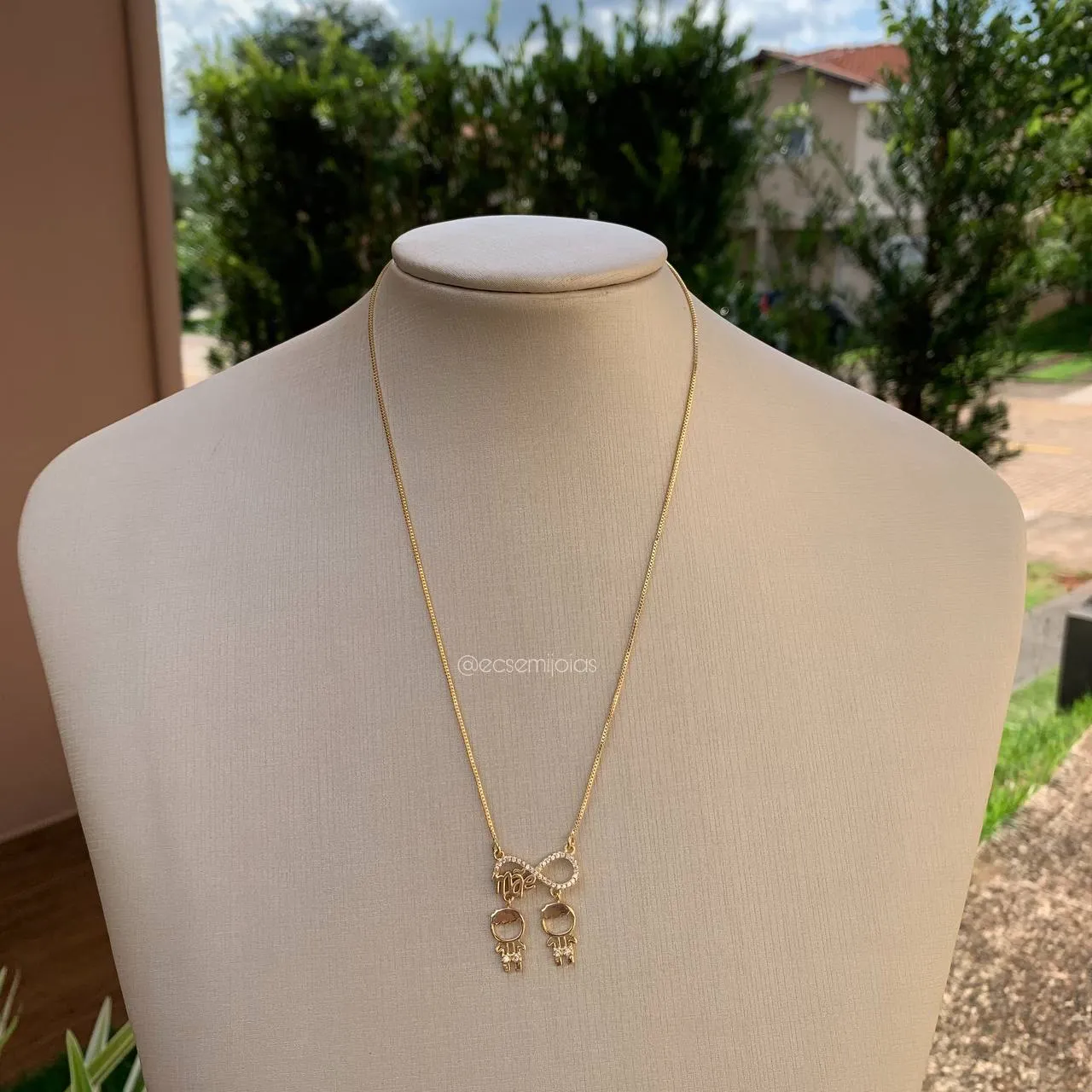 Colar infinito escrito mãe  com dois meninos   - banhado  a ouro 18k