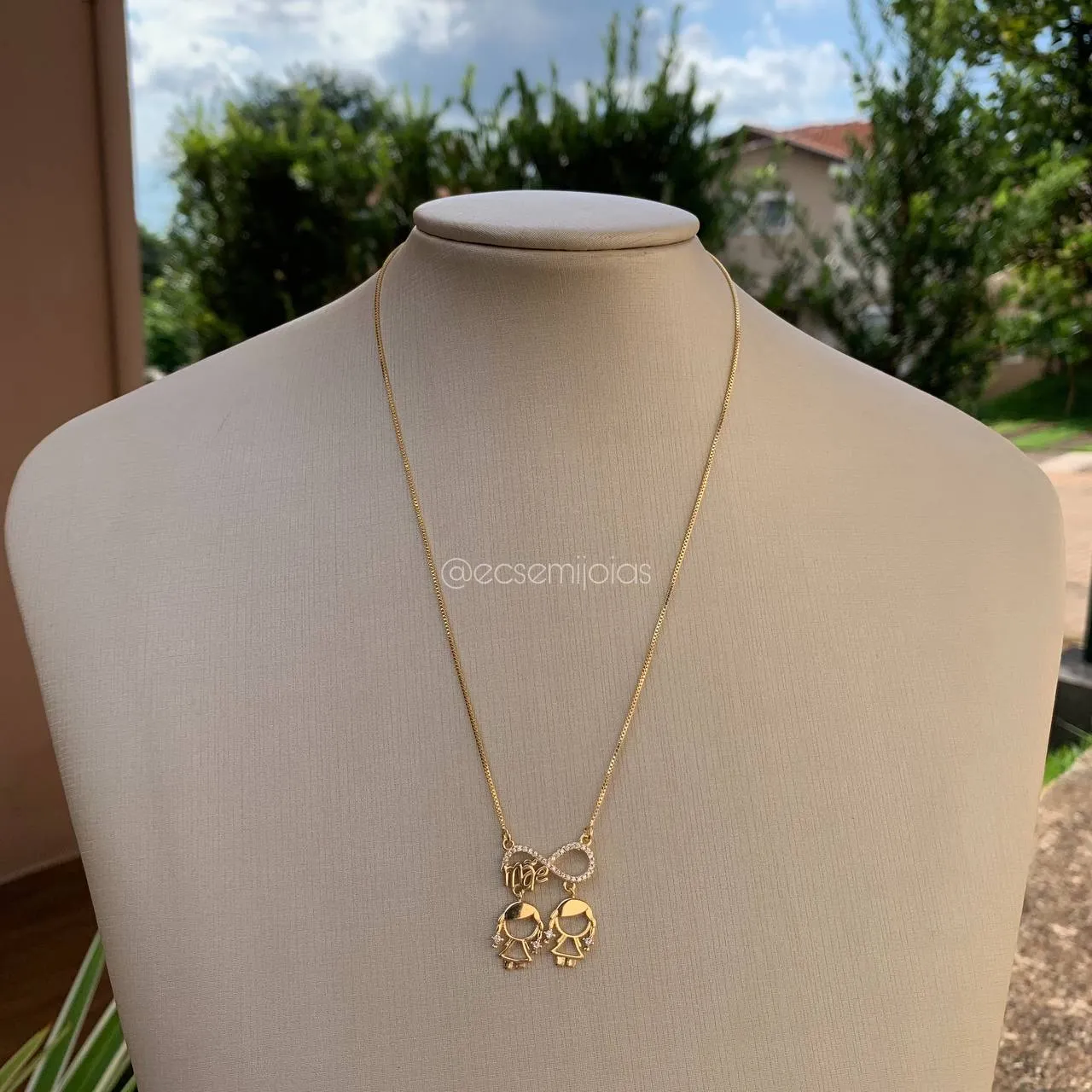 Colar infinito escrito mãe  com duas meninas   - banhado  a ouro 18k