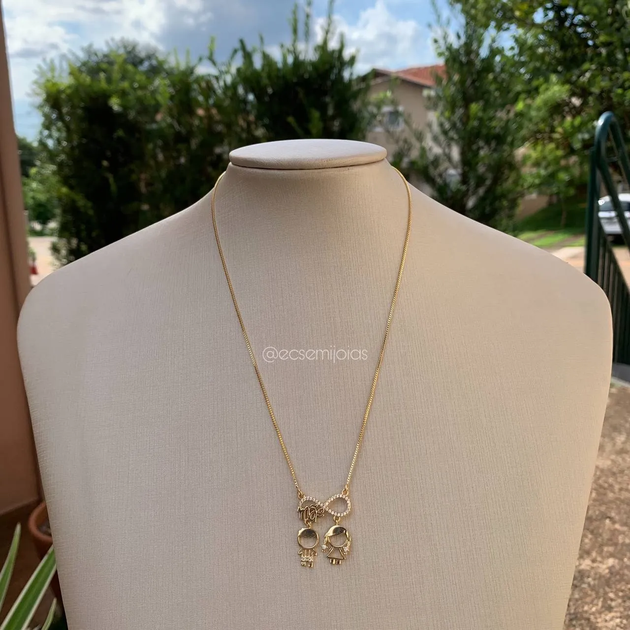 Colar infinito escrito mãe  com um casal  - banhado  a ouro 18k