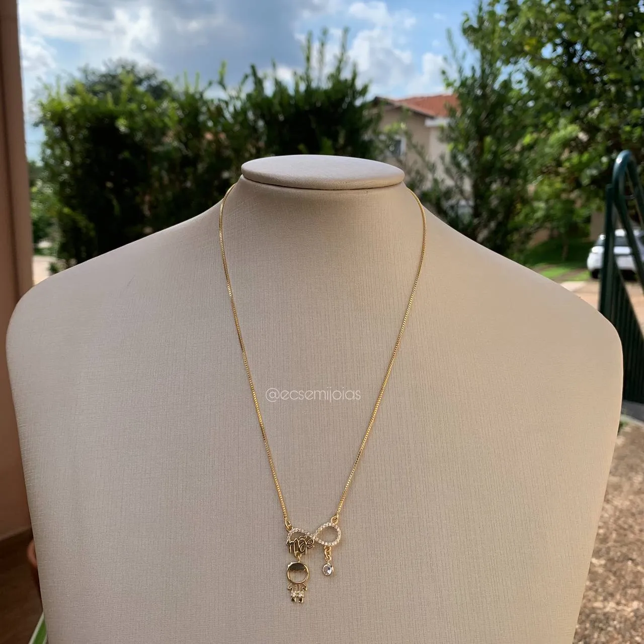 Colar infinito escrito mãe  com um menino e uma zircônia - banhado  a ouro 18k