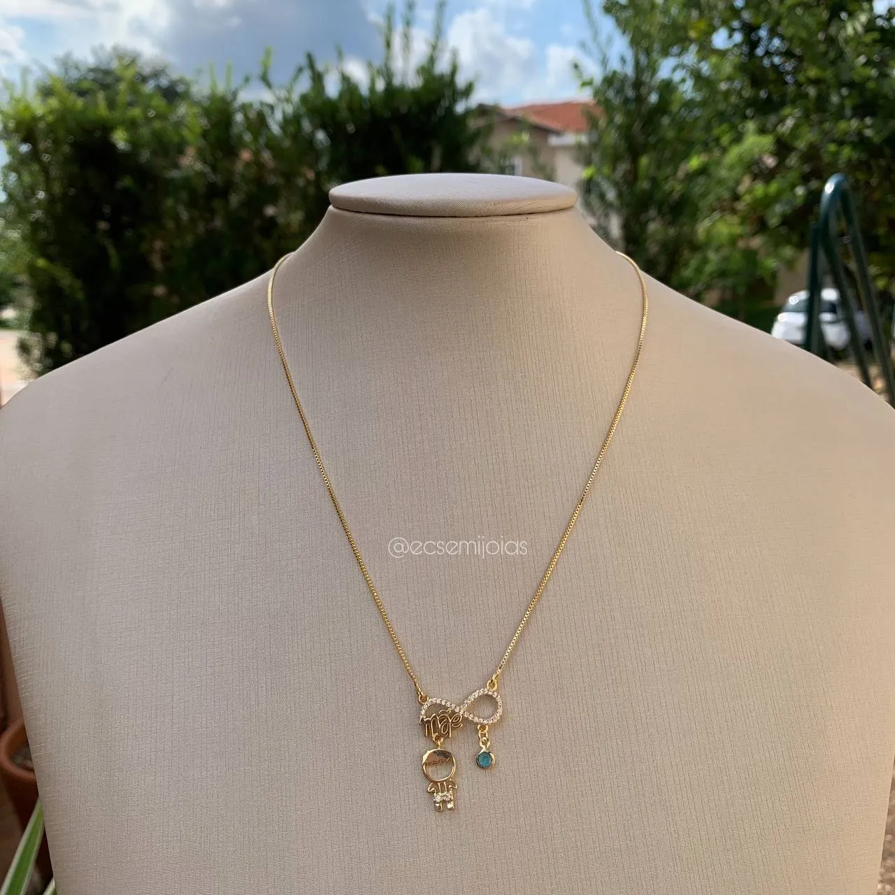 Colar infinito escrito mãe  com um menino e uma zircônia - banhado  a ouro 18k
