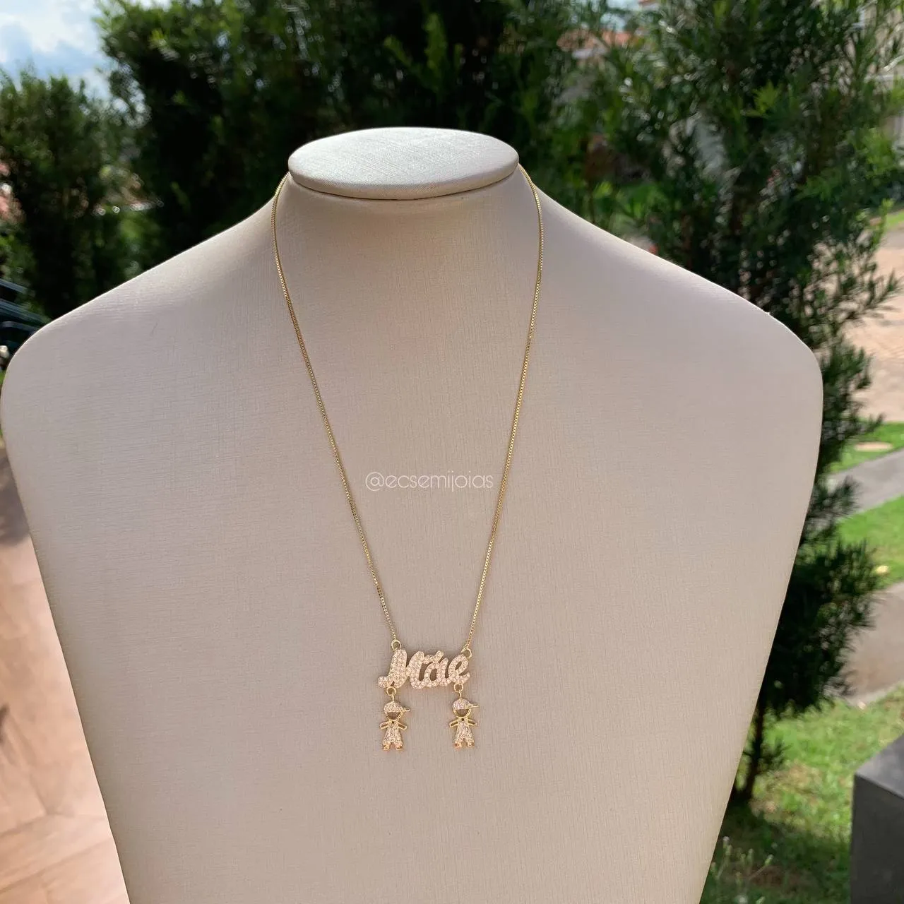 Colar mãe cravejado com dois meninos - banhado a ouro 18k