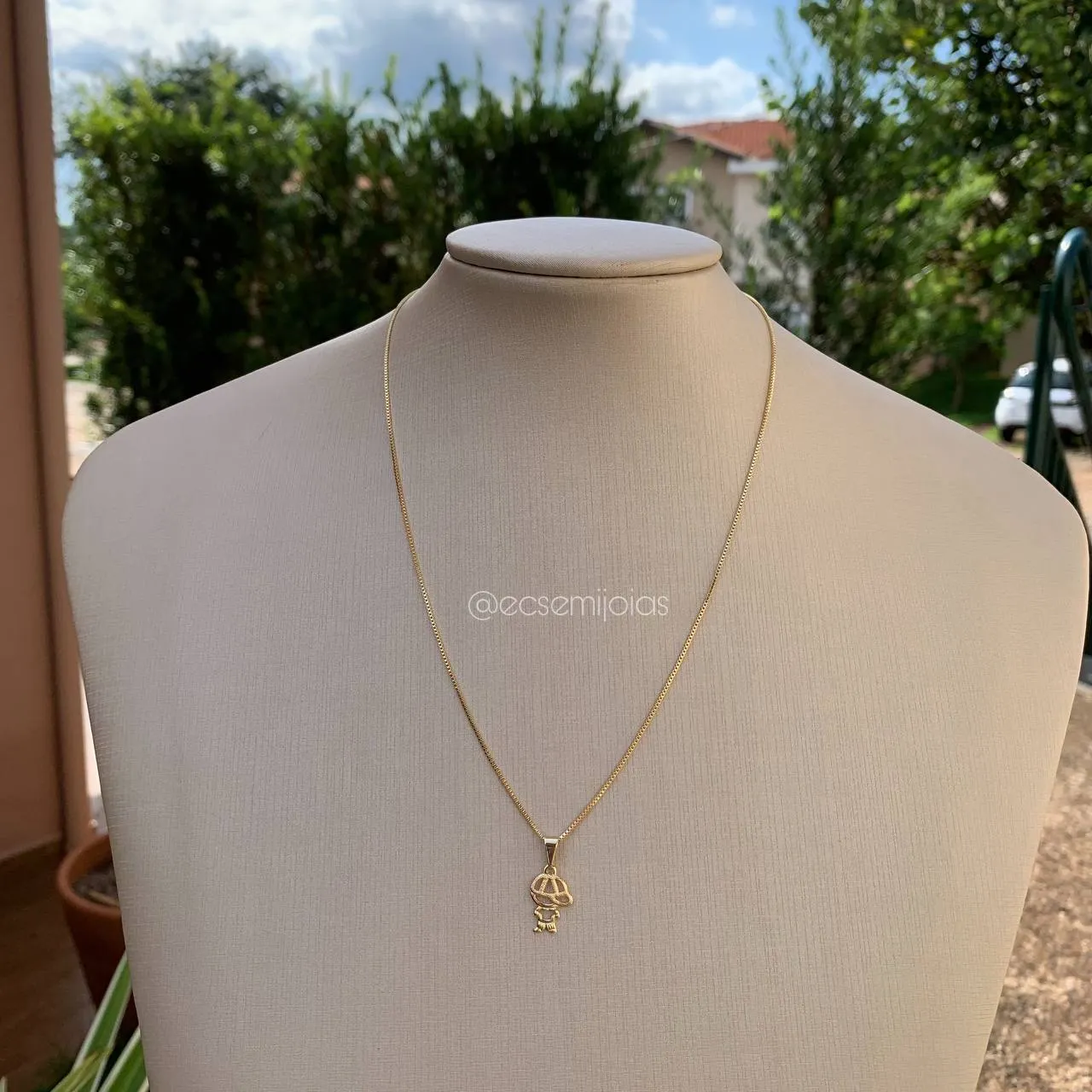 Colar menino de boné trabalhado - banhado a ouro 18k