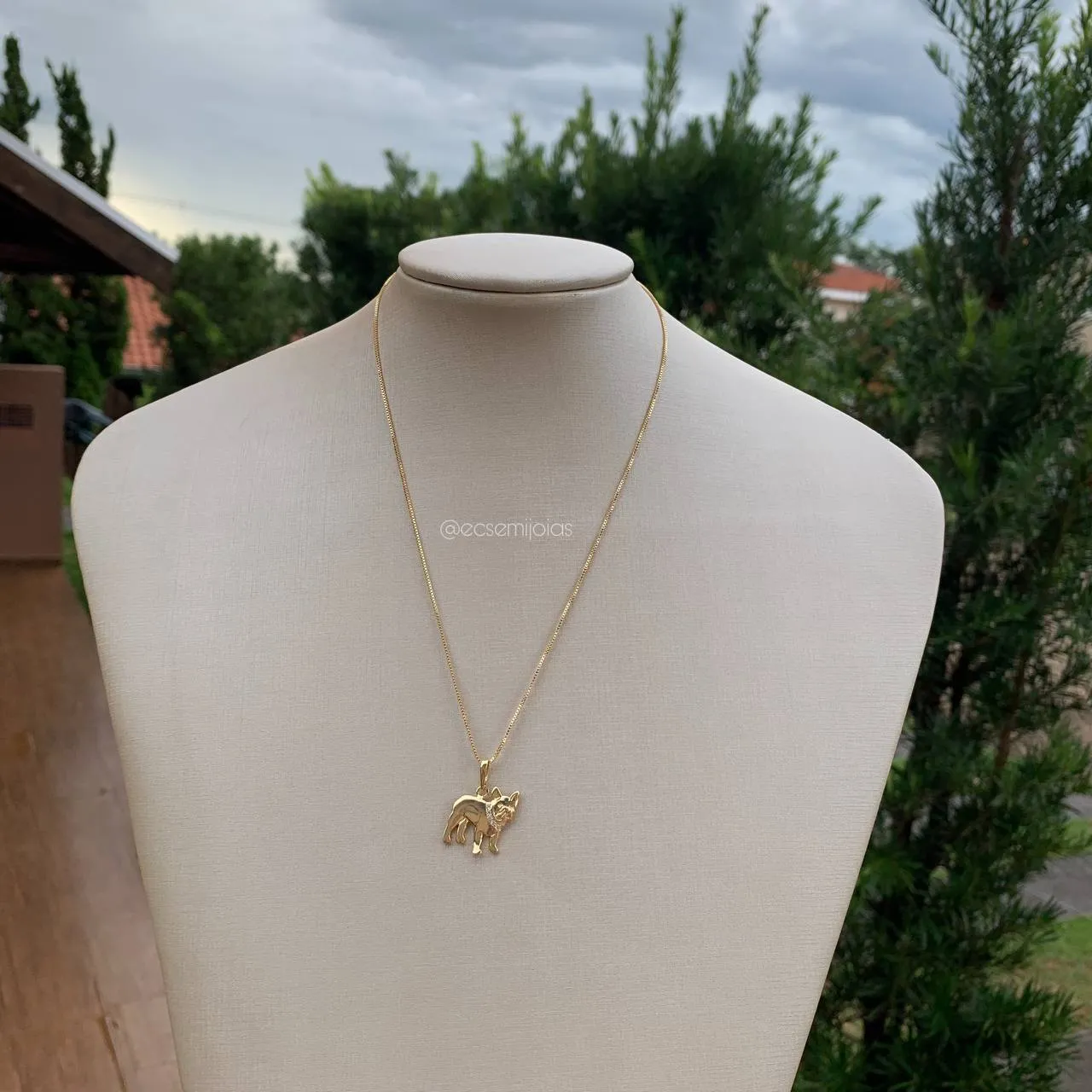 Colar pingente de bulldog francês - banhado a ouro 18k