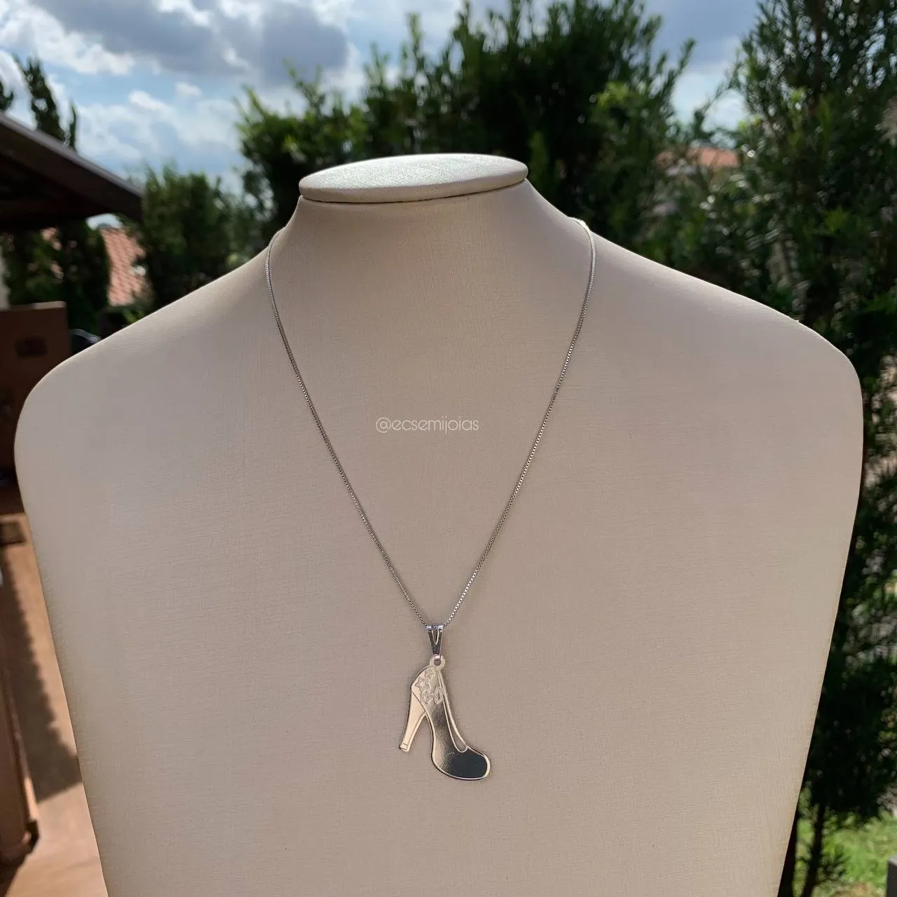 Colar pingente de sapato  - banhado a ródio branco