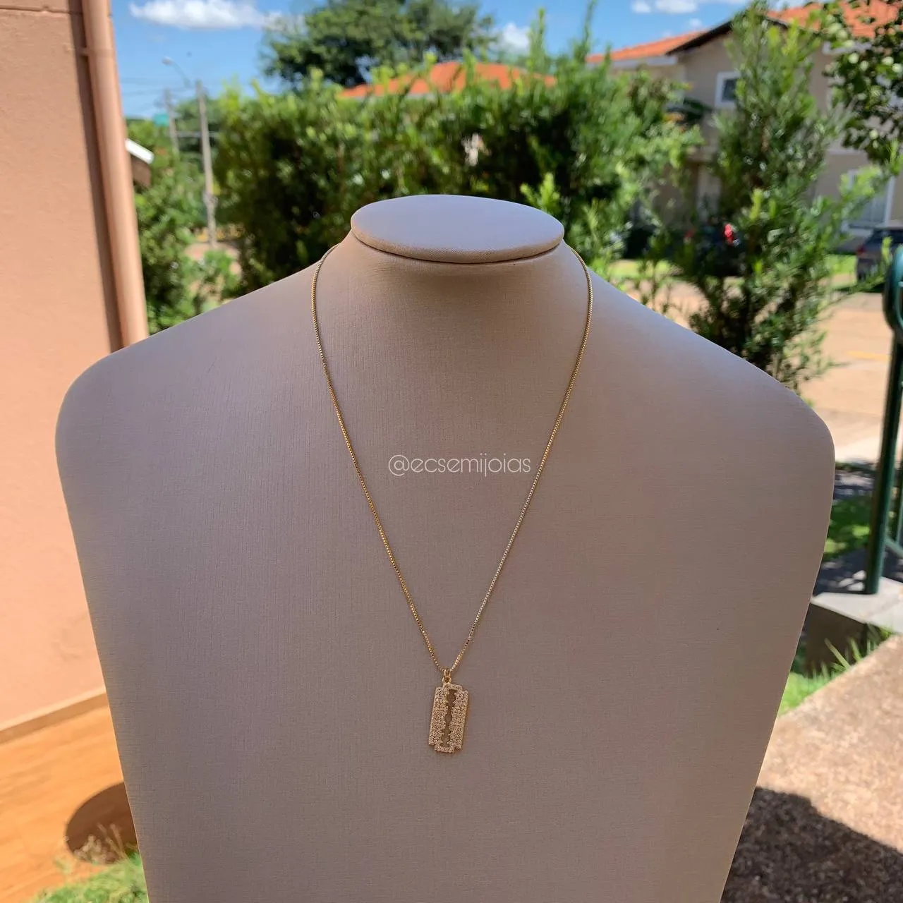 Colar veneziana de 45cm com pingente de navalha cravejado - banhado a ouro 18k