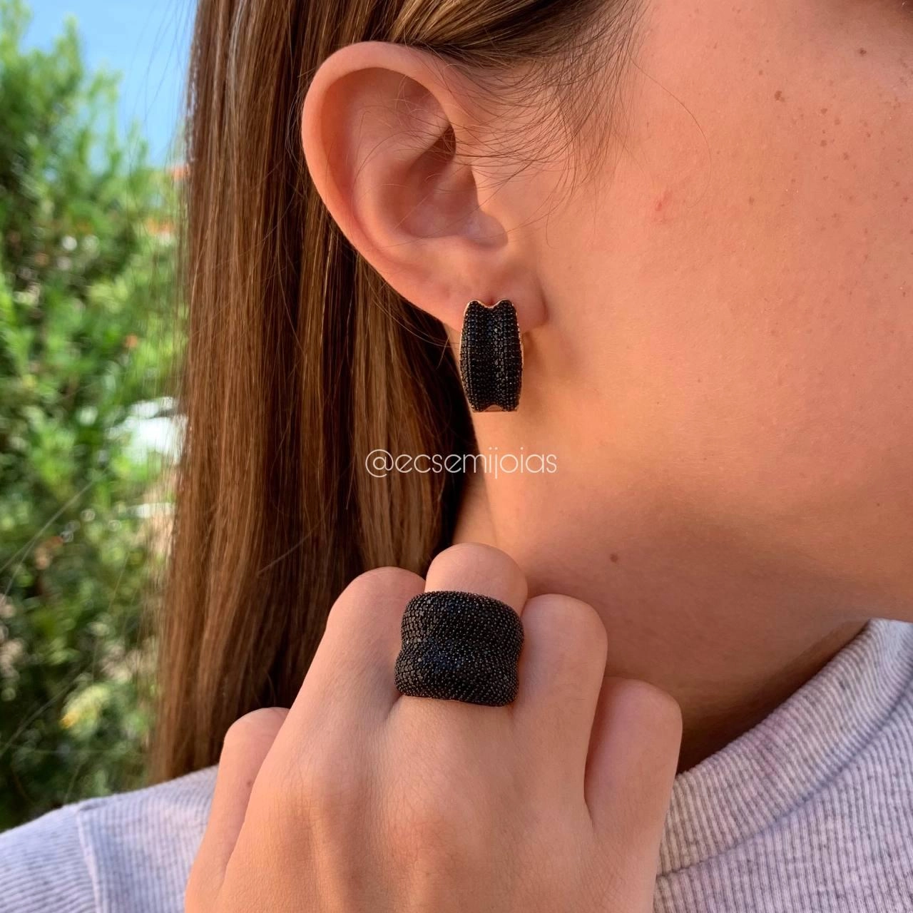 Conjunto brinco argola cravejada com anel forrado cravejado - banhado a ouro 18k
