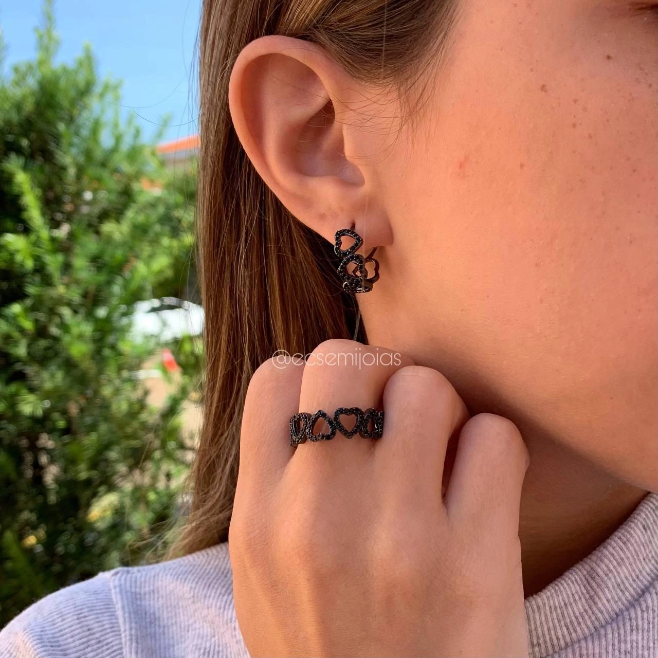 Conjunto brinco argola e anel de corações cravejados - banhado a ródio negro