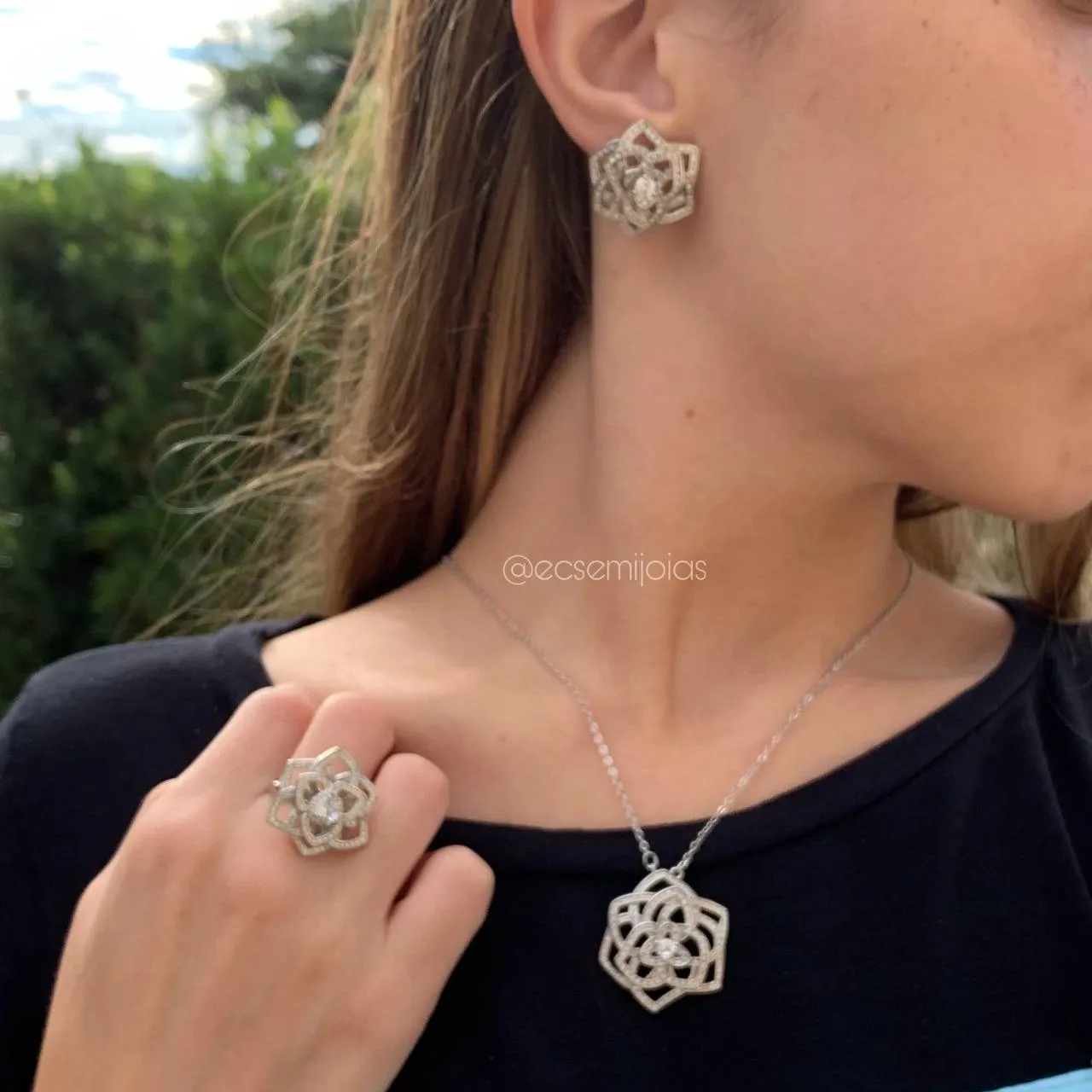 Conjunto brinco, colar e anel flor cravejada - banhada a ródio branco