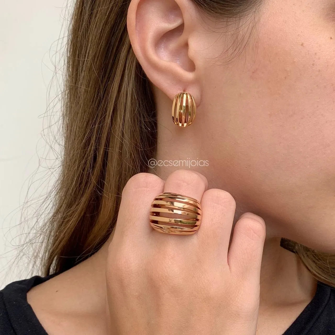 Conjunto brinco e anel com filetes vazado - banhado a ouro 18k