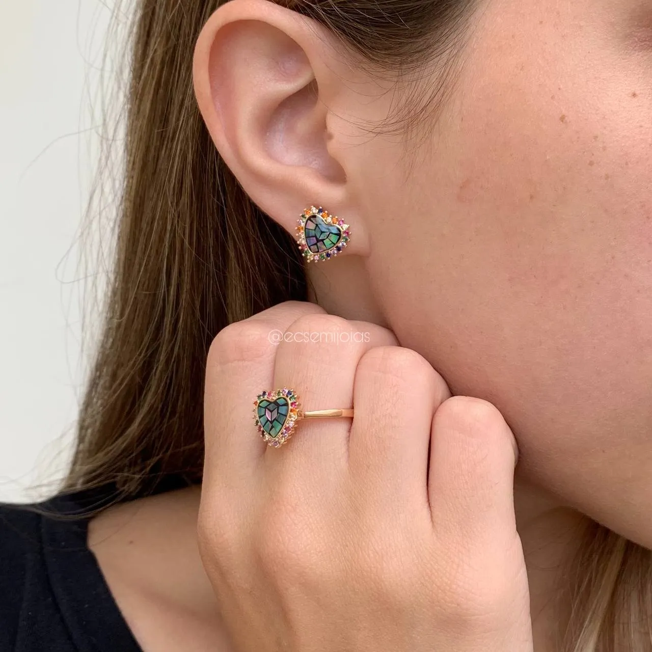 Conjunto brinco e anel madrepérola colorida em formato de coração - banhado a ouro 18k