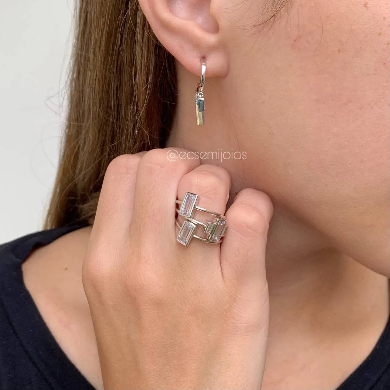 Conjunto brinco meia argola com três pedras retangulares  e anel trio com três pedras retangulares - banhado a ródio branco