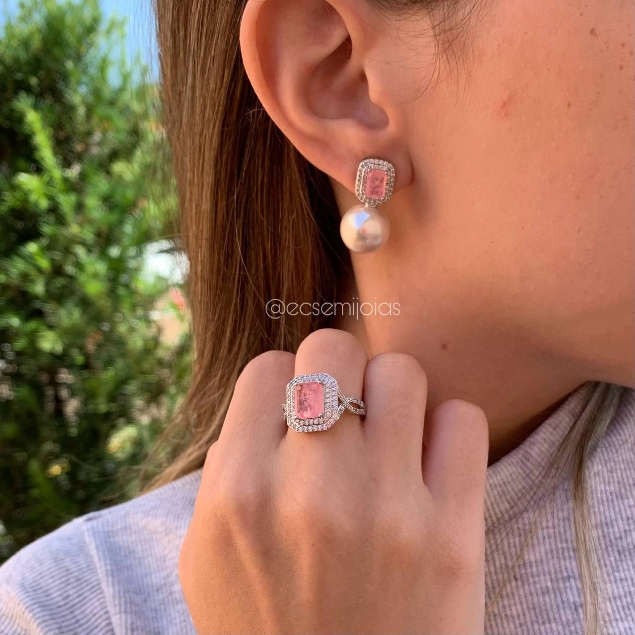 Conjunto brinco pedra baguete cravejada em volta com pérola na ponta e anel pedra baguete cravejada em volta - banhado a ródio branco