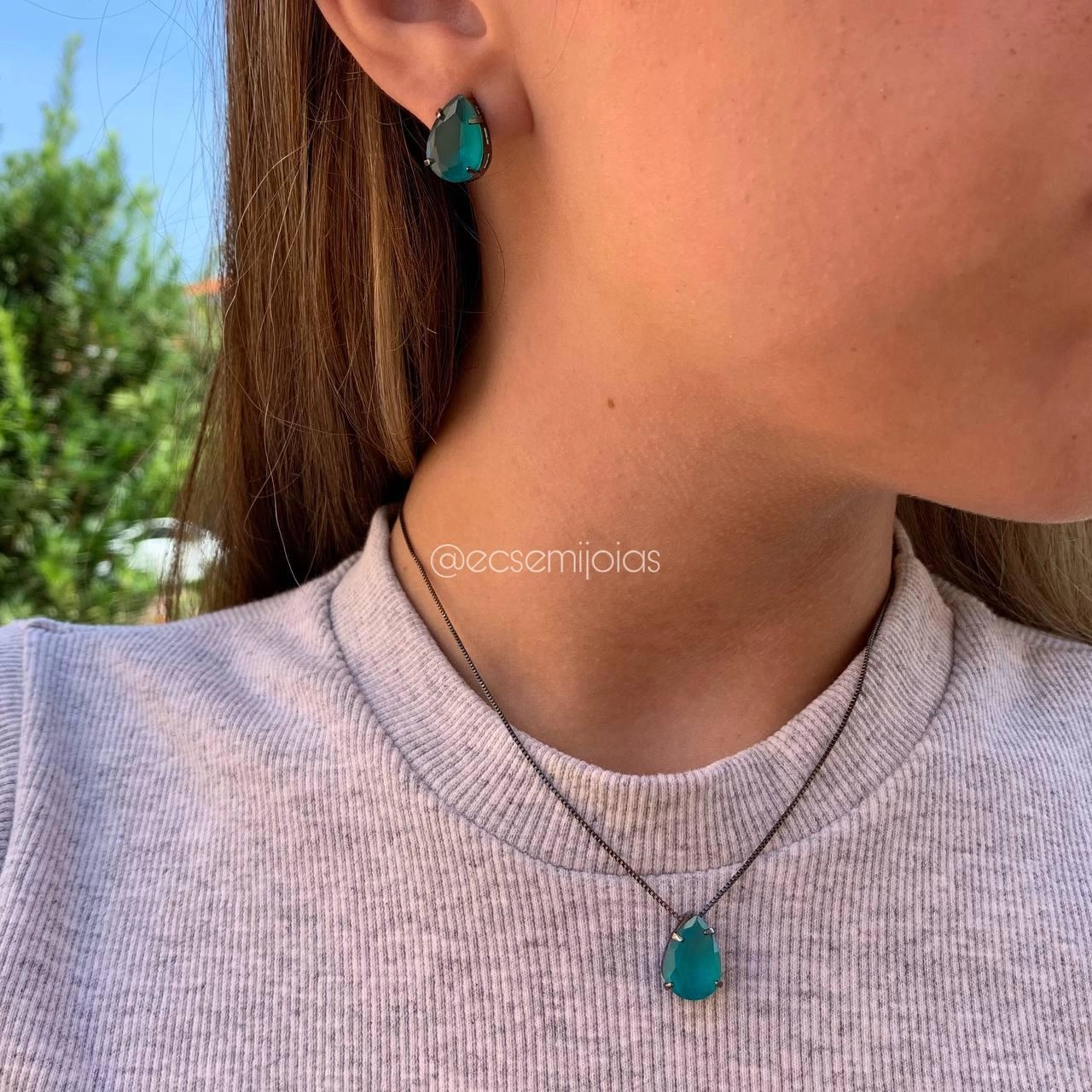 Conjunto de brinco e colar gota de cristal com galeria e 4 garras