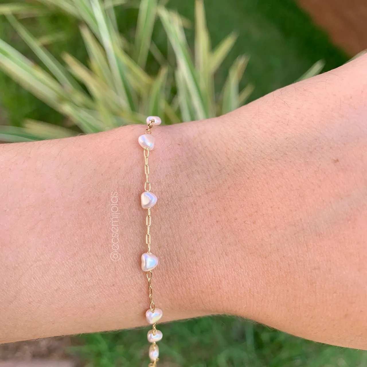 Pulseira infantil pérola  em forma de coração - banhado a ouro 18k- coleção love colors - 13 cm+ extensor de 5 cm
