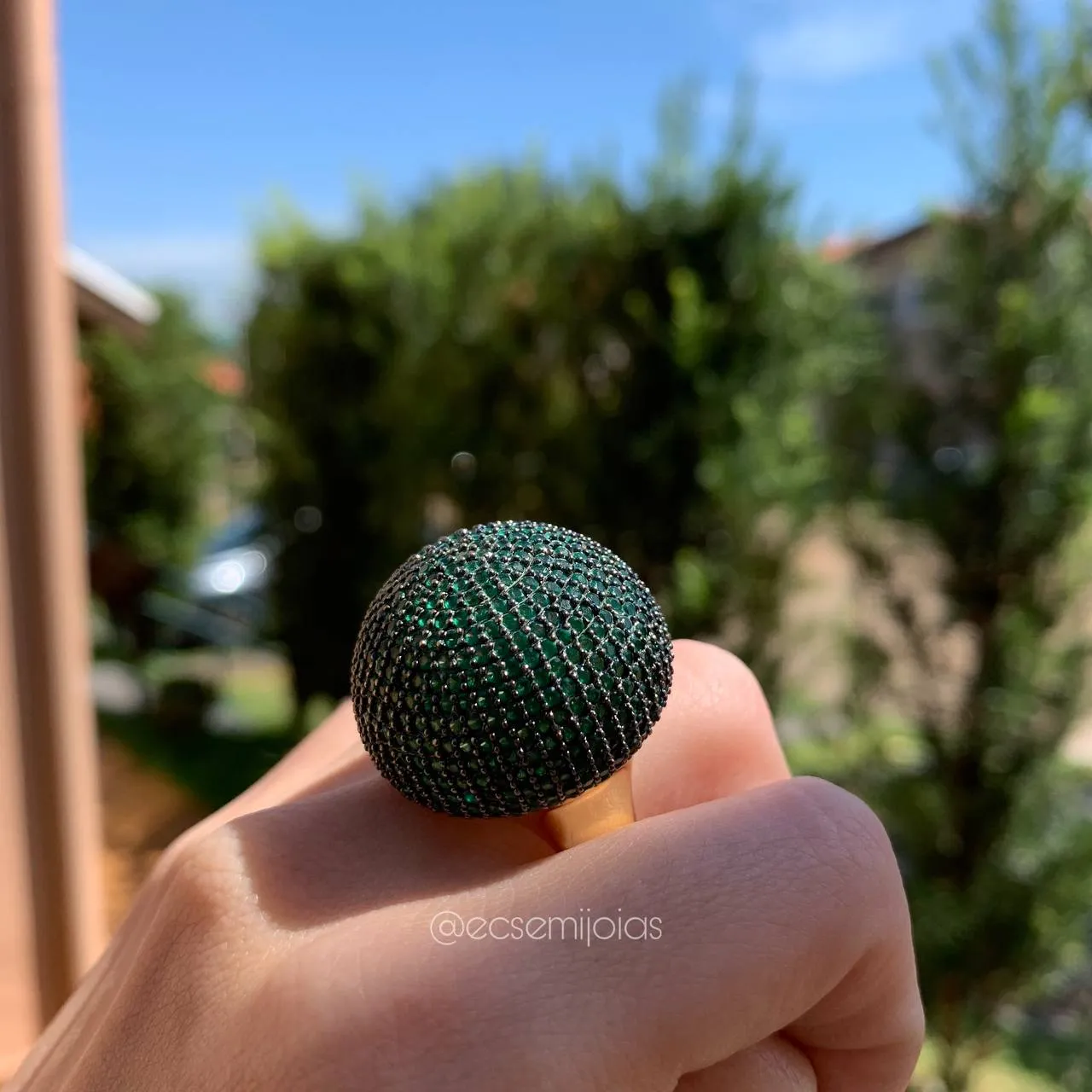 Anel redondo grande cravejado - banhado a ouro 18k