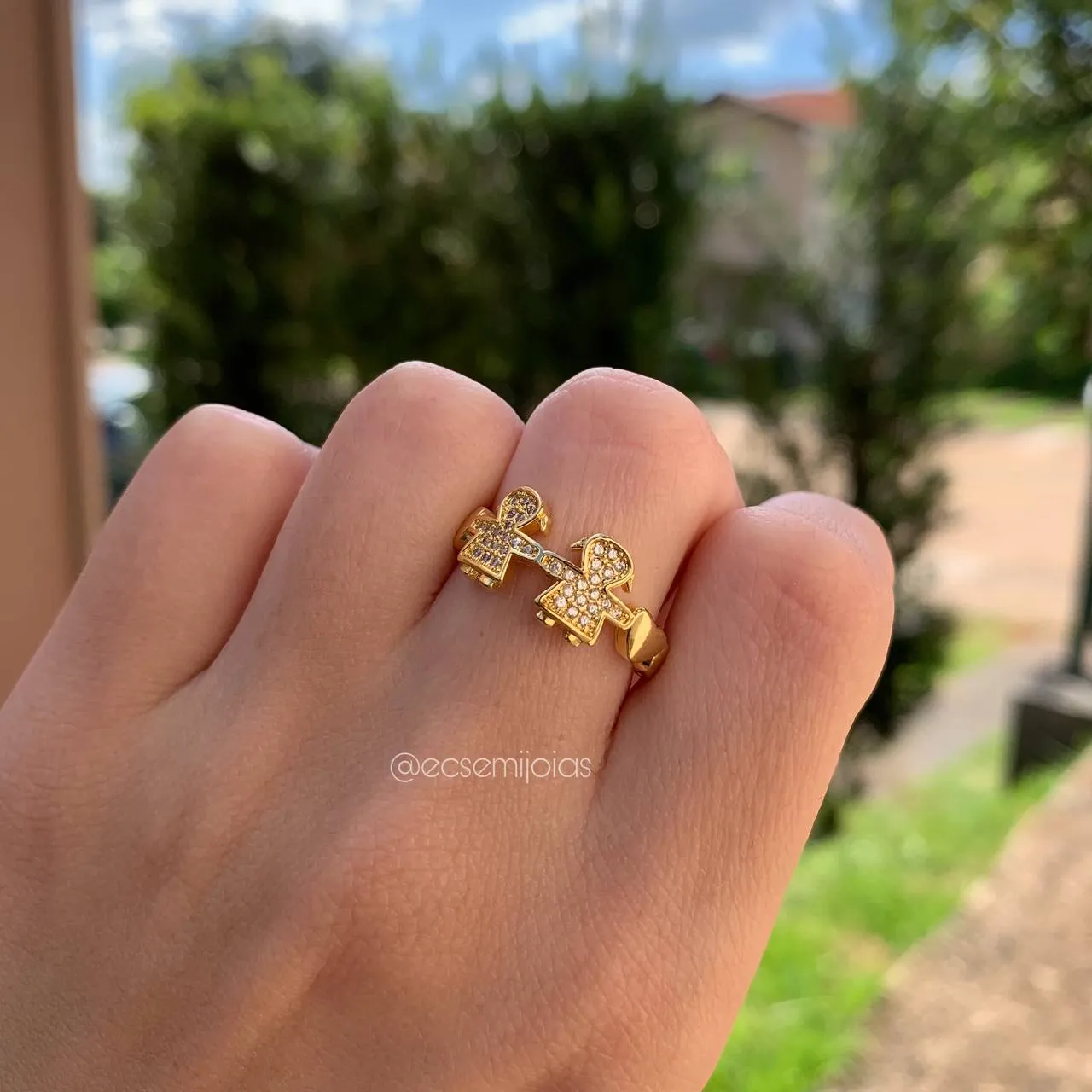 Anel 2 meninas cravejadas - banhada a ouro 18k