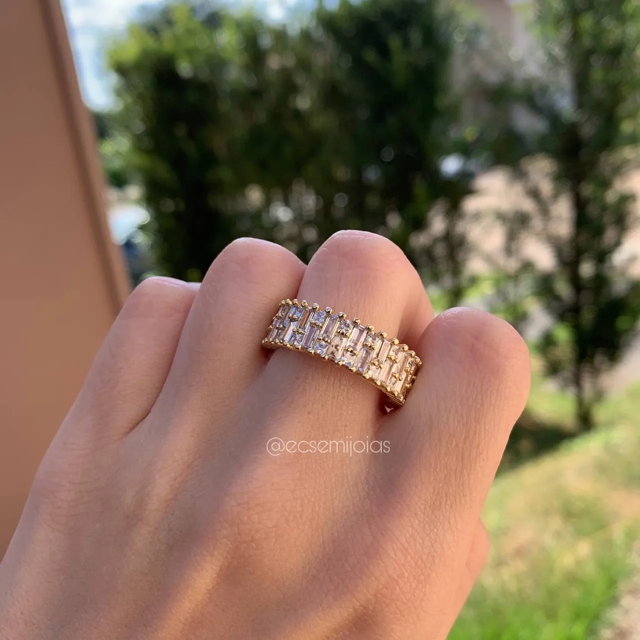 Anel aliança toda cravejada com pedras baguetes - banhado a ouro 18k