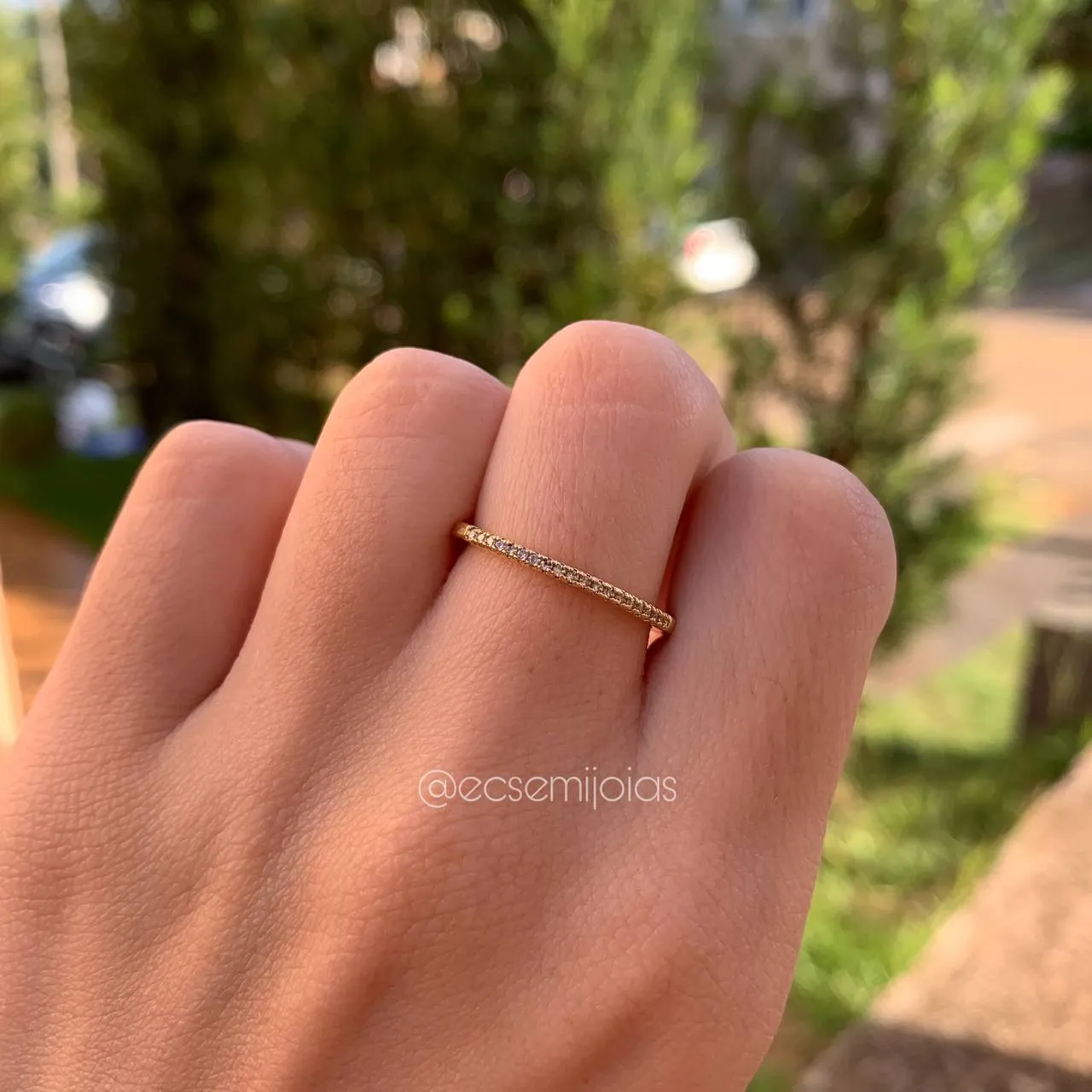 Anel aparador unico fino com fileira de zircônias em cima - banhado a ouro 18k
