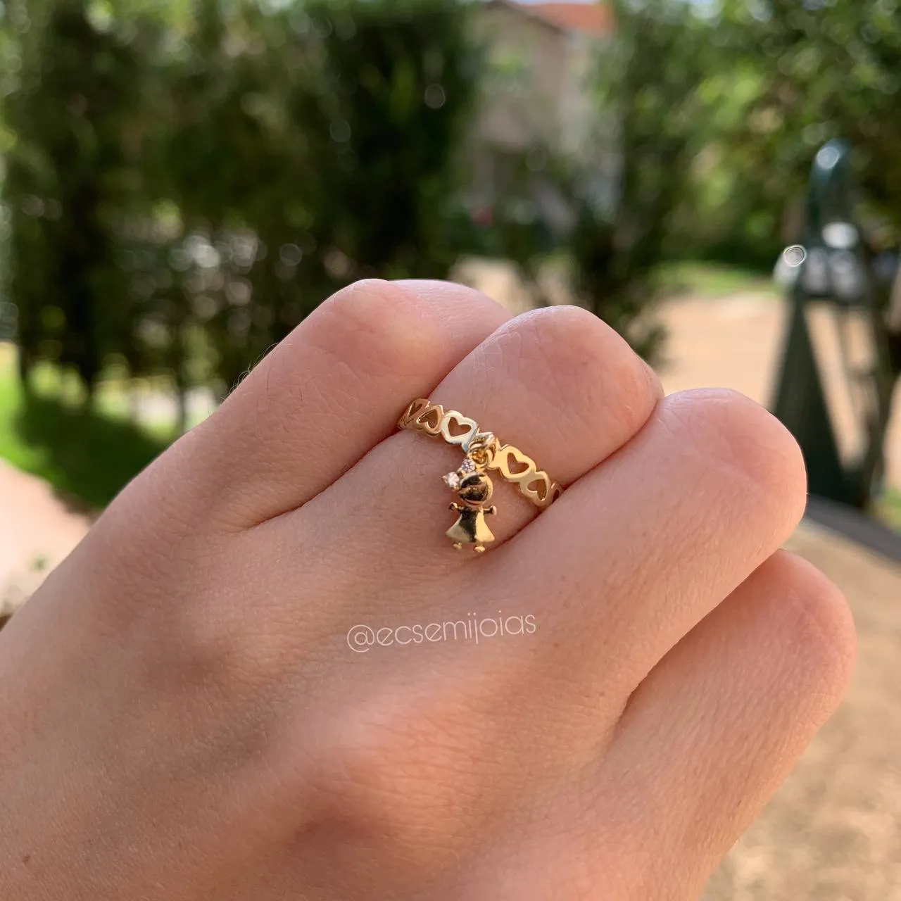 Anel aro de corações vazados 1 menina - banhado a ouro 18k
