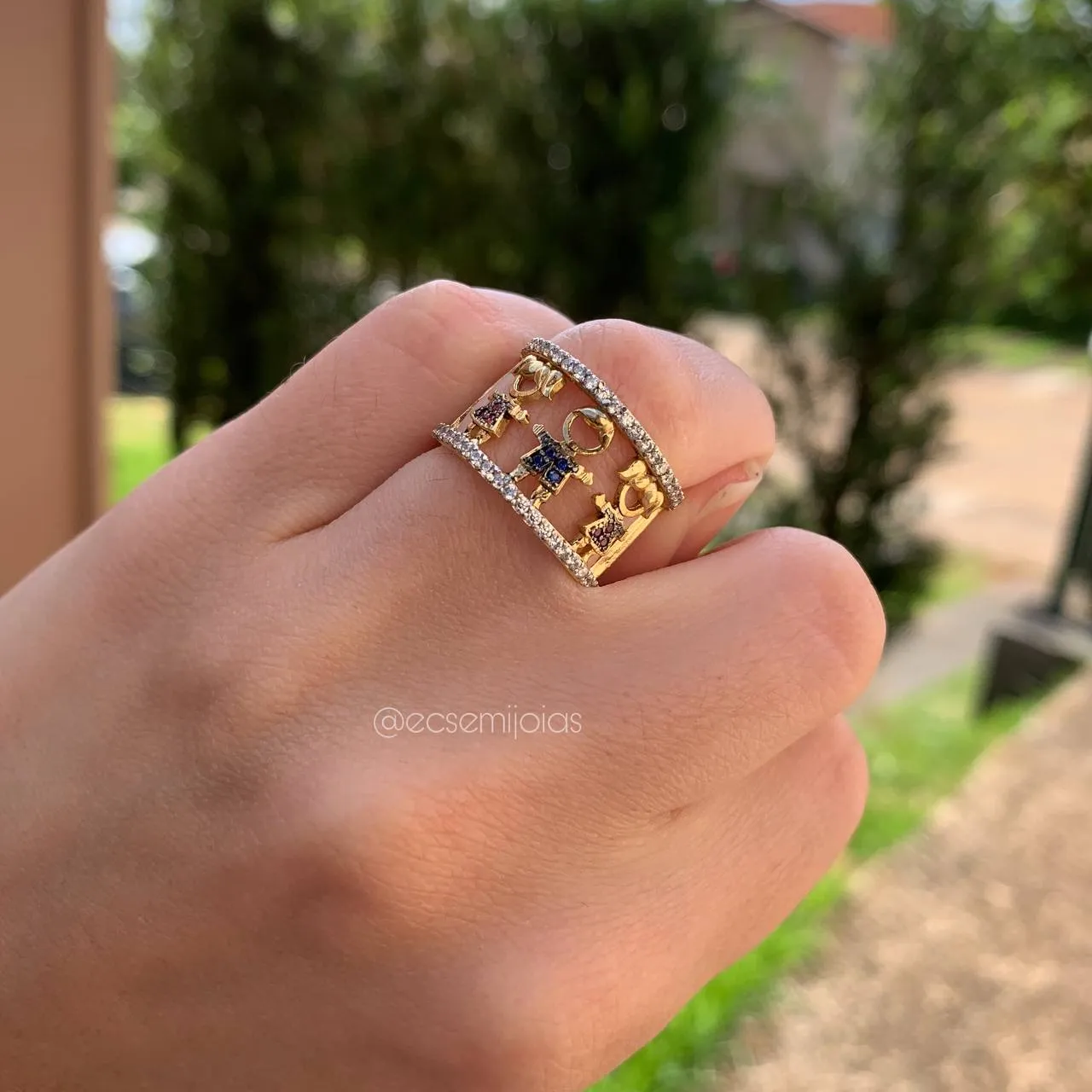 Anel c/ 3 crianças, 2 meninos 1 menina cravejada - banhada a ouro 18k