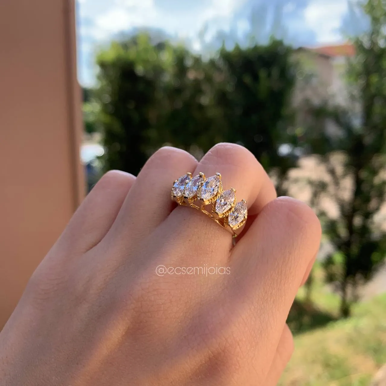 Anel c/ fileira de 5 navetes maiores - banhado a ouro 18k