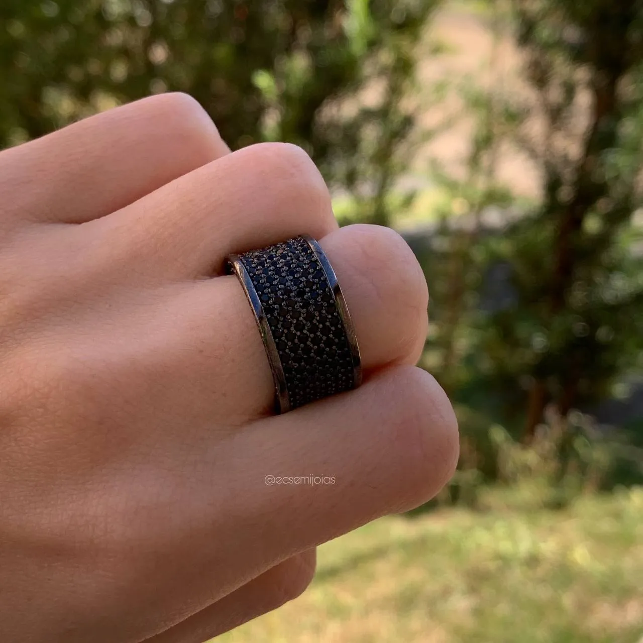 Anel cilindro grosso cravejado 360 graus - banhado a ródio negro