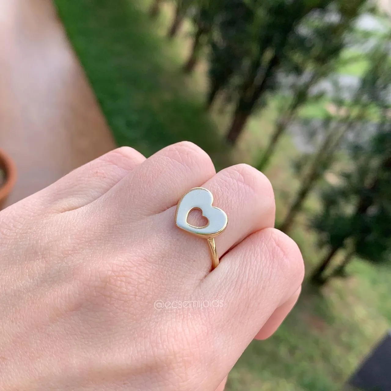 Anel coração liso com coraçãozinho vazado - banhado a ouro 18k