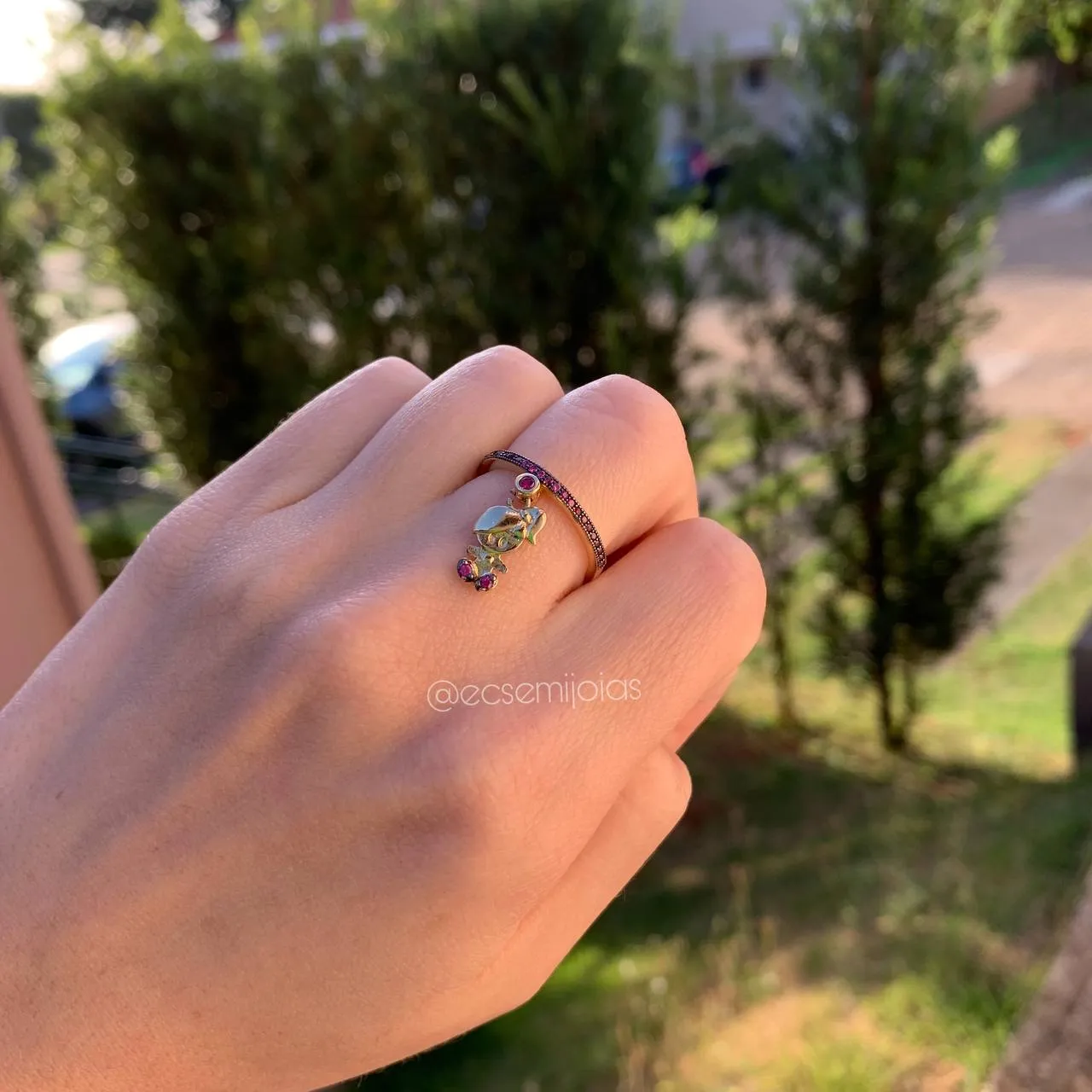 Anel cravejado c/ 1 criança, menina - banhado a ouro 18k