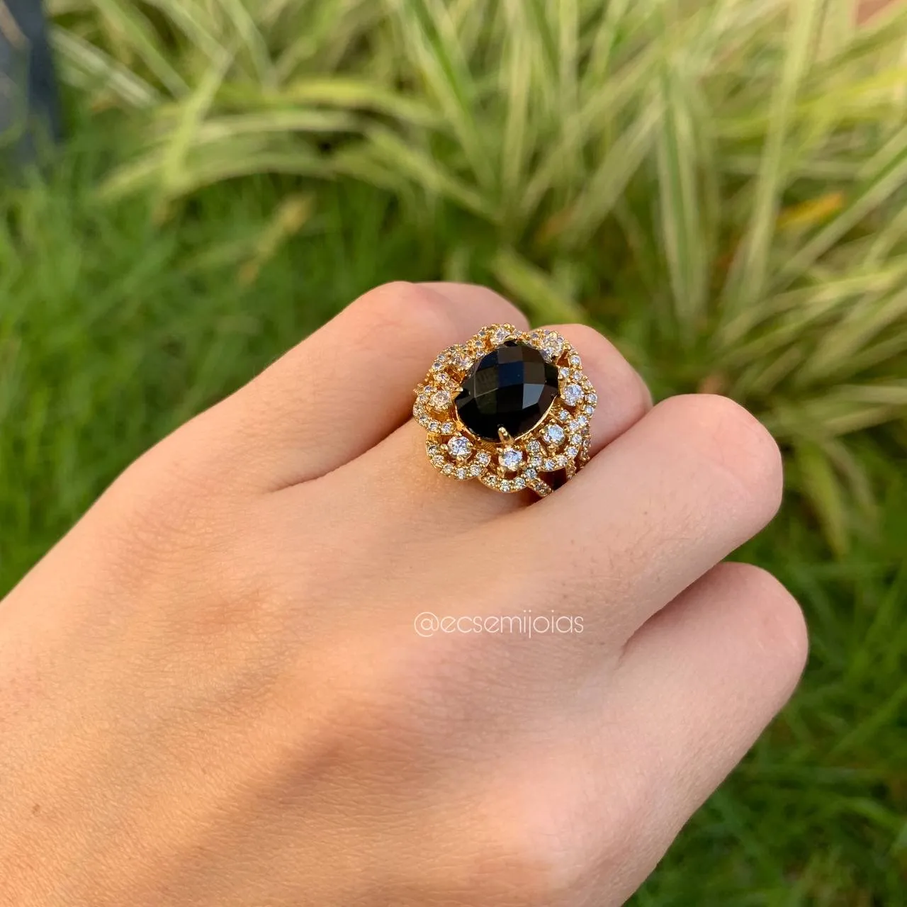 Anel cravejado c/ zircônia negra grande centro - banhado a ouro 18k