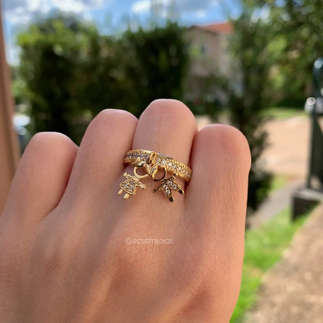 Anel criança pendurada casal - banhado a ouro 18k