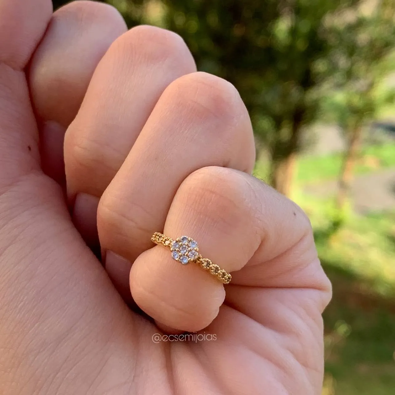 Anel falange com fileira de zircônias e florzinha cravejada no centro - banhado a ouro 18k