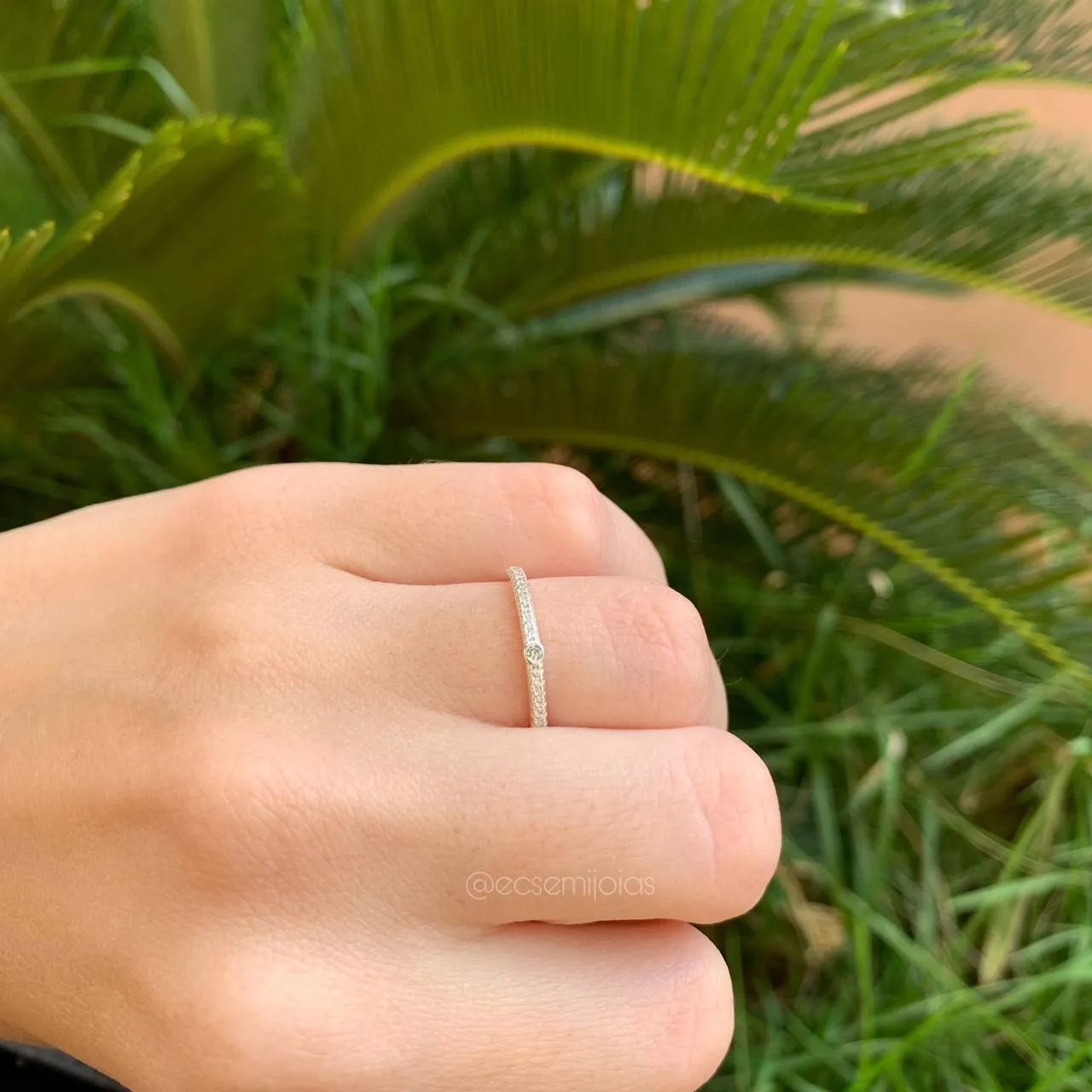 Anel fininho cravejado circulo com pedra no meio - PRATA 925