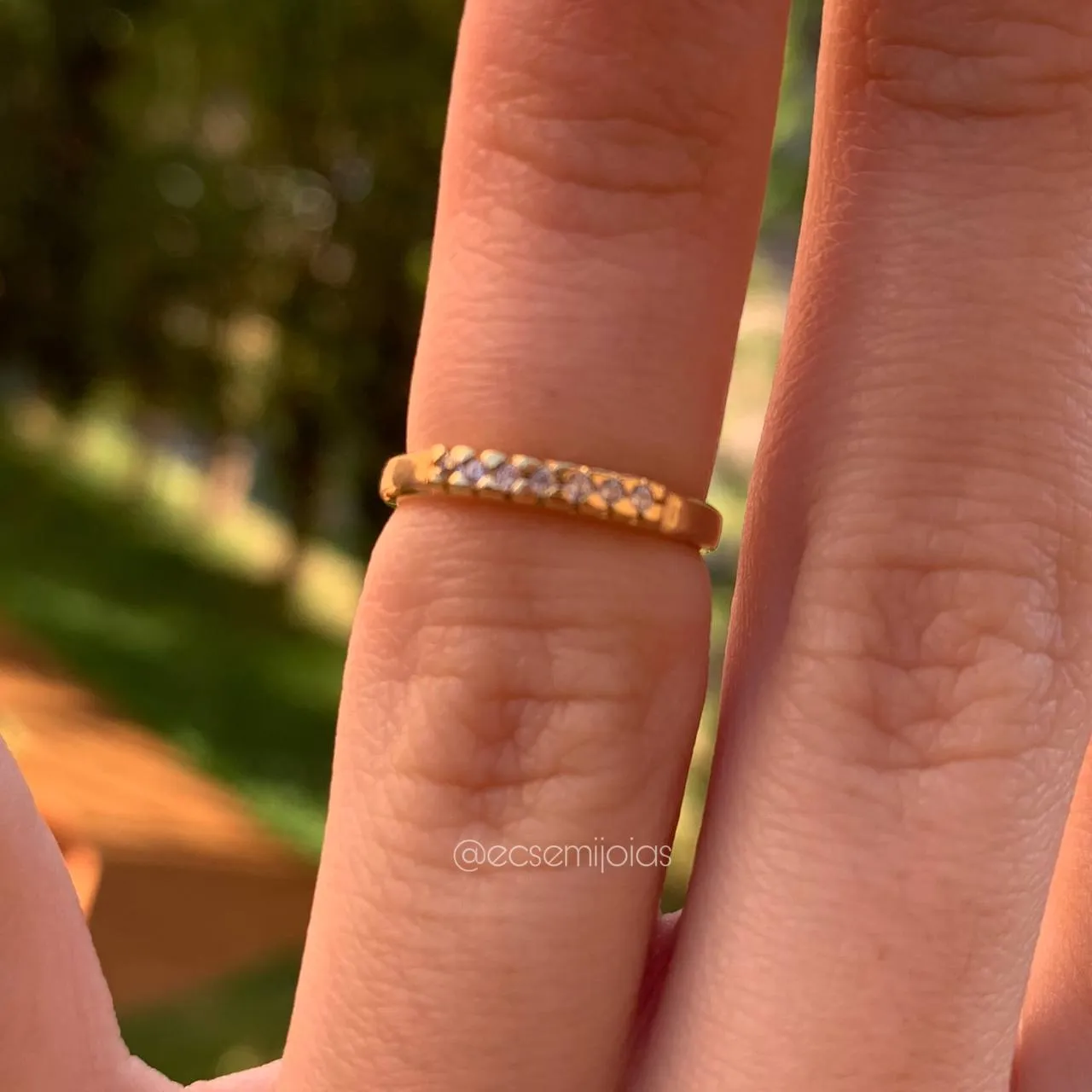 Anel fino com fileira de 7 zircônias em cima - banhado a ouro 18k