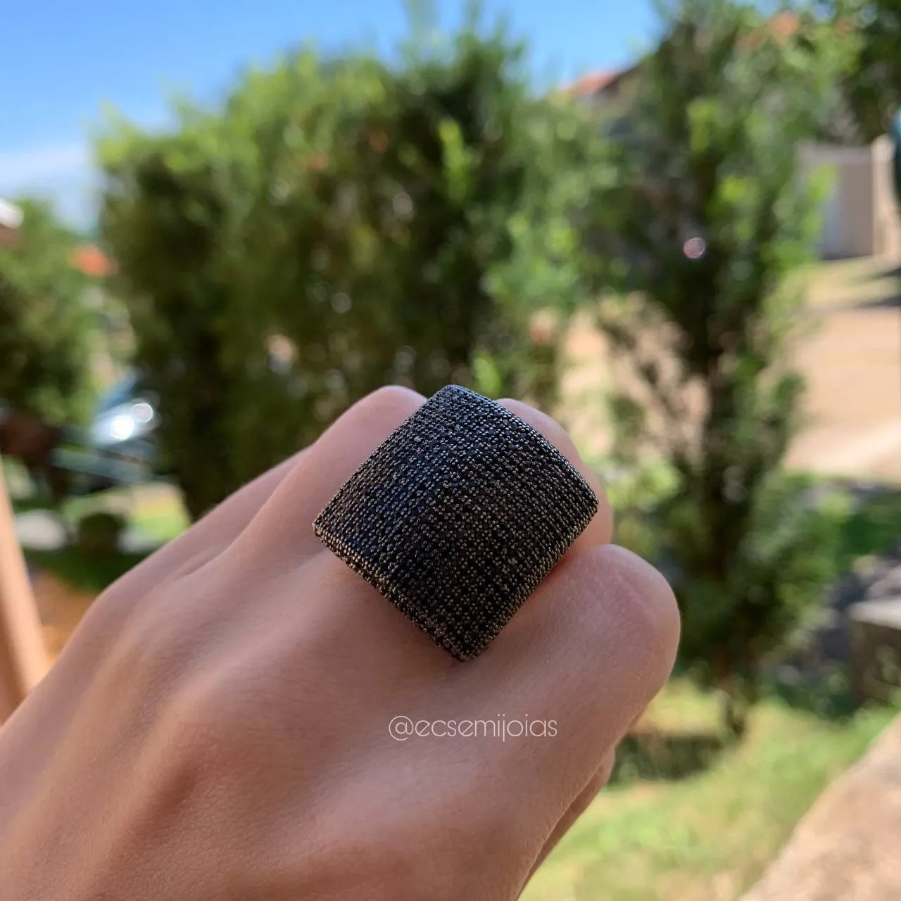 Anel mega chique quadrado cravejado nas laterais - banhado a ouro 18k