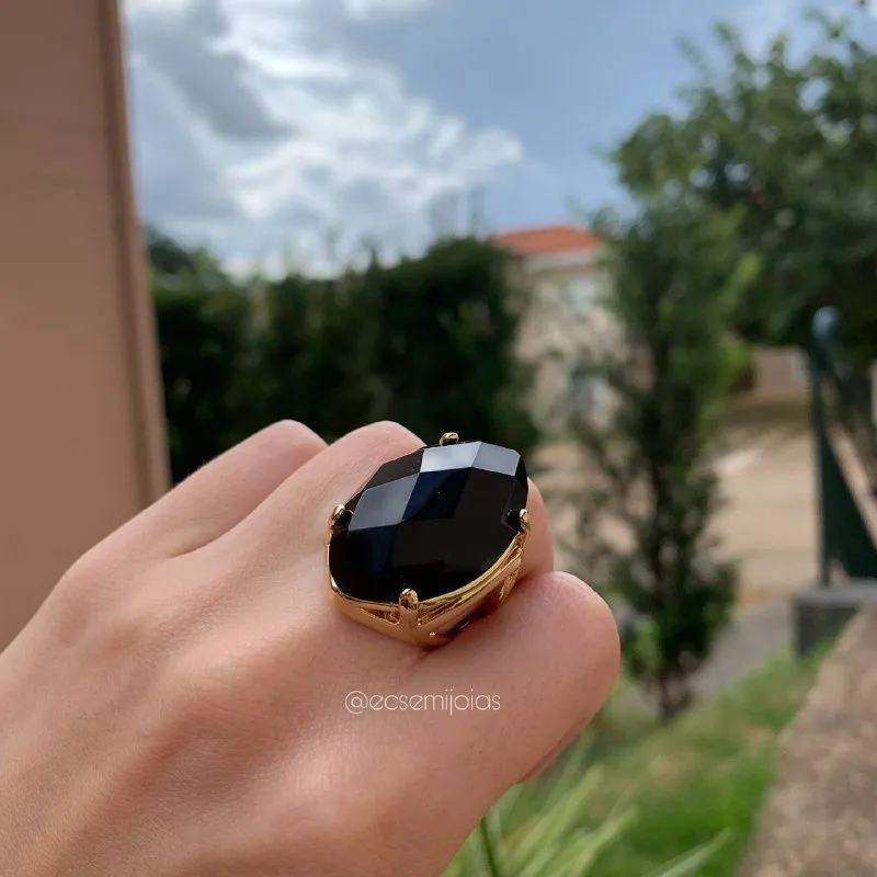 Anel pedra grande formato navete laterais vazada - banhado a ouro 18k