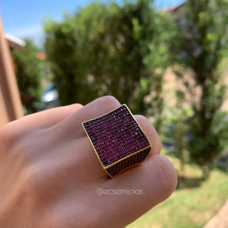 Anel quadrado cravejado em cima e nas laterais - banhado a ouro 18k